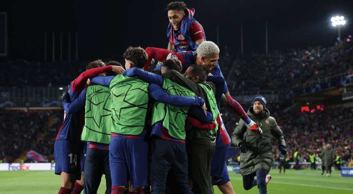 لاعبو برشلونة يحتفلون بهدف