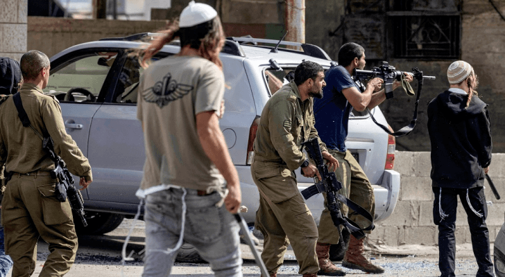 مستوطنون يعتدون على فلسطينيين