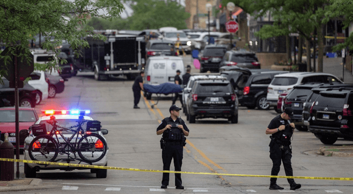 الشرطة الأمريكية تحوط موقع حادثة