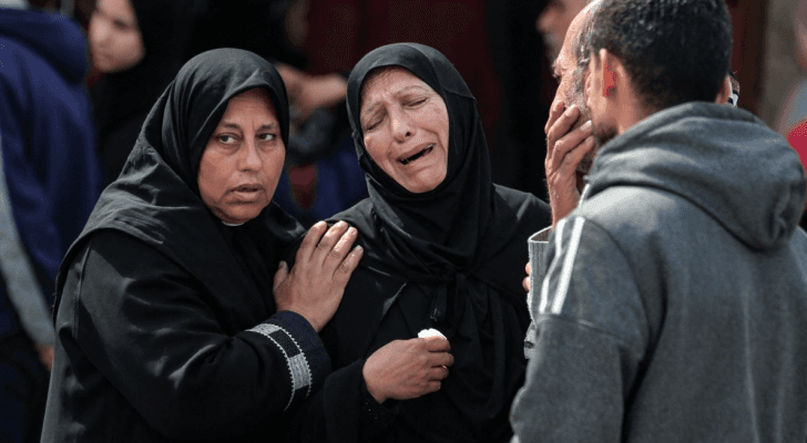 عائلة فلسطينية تبكي قهرا وحزنا في قطاع غزة