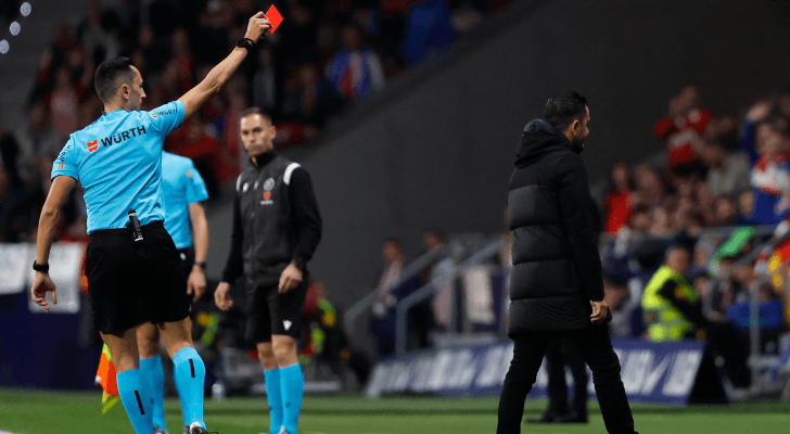طرد تشافي مدرب برشلونة أمام أتلتيكو مدريد
