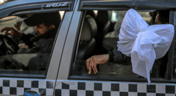 نقل الشهداء بالسيارات الخاصة في غزة