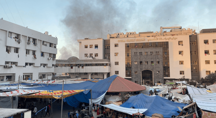 خيام النازحين أمام مجمع الشفاء الطبي