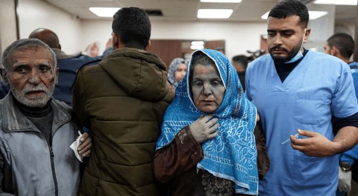 فلسطينية تودع ابنتها الشهيدة في غزة