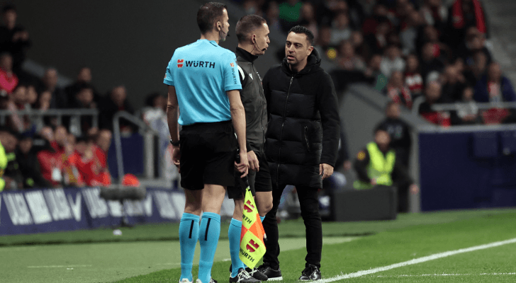 مدرب برشلونة تشافي هيرنانديز يجادل الحكم في مباراة أتليتيكو مدريد
