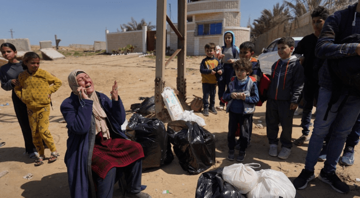 فلسطينية تصرخ قهرا بعد تشريدها من منزلها في غزة