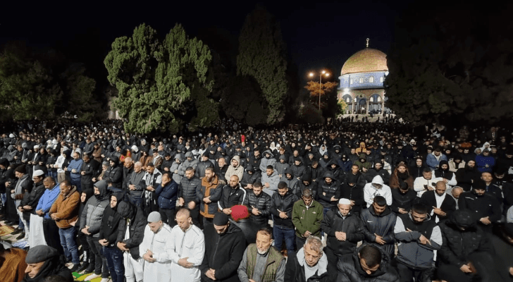 فلسطينيون يؤدون صلاتي العشاء والتراويح في رحاب المسجد الأقصى