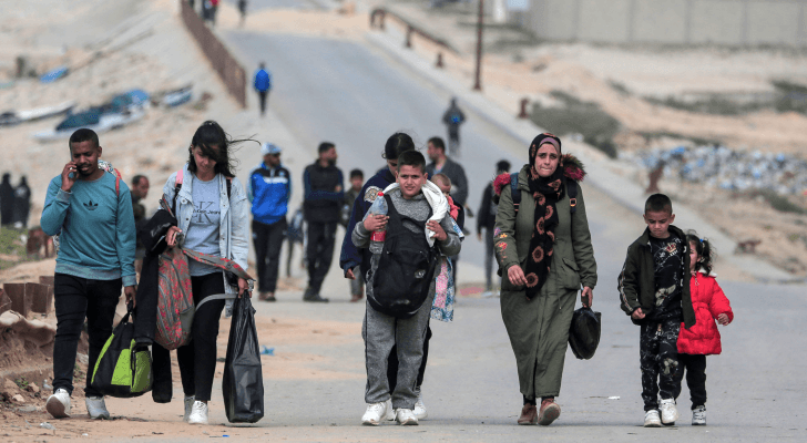 فلسطينيون فارون من مجمع مستشفى الشفاء والمناطق المجاورة له في مدينة غزة - AFP