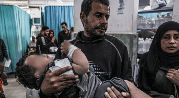 فلسطينيون بأحد مستشفيات القطاع