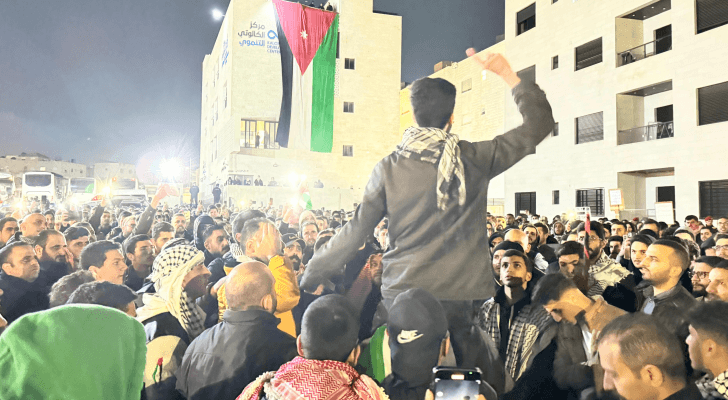 مشاركون في الوقفة الاحتجاجية بالقرب من الكالوتي