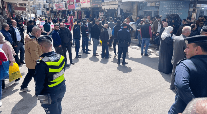 أفراد من الأمن العام خلال تنفيذ حملة تنظيم الأسواق في محافظة إربد