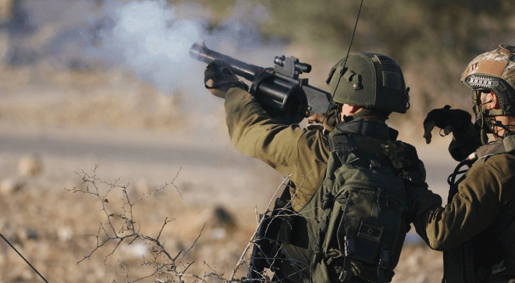 جنود الاحتلال يطلقون قنابل الغاز تجاه الفلسطينيين - أرشيفية