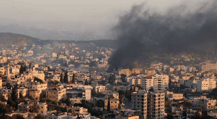 دخان يتصاعد بعد غارة جوية للاحتلال على مخيم جنين - أرشيفية
