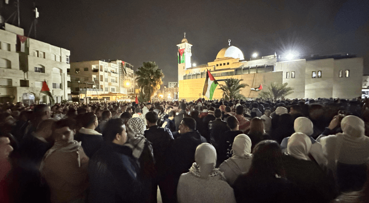 مشاركون في وقفة تضامنية في ساحة الكالوتي بعمان