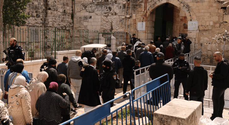 فلسطينيون يتوافدون إلى المسجد الأقصى لأداء صلاة الجمعة