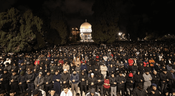 آلاف المصلين يؤدون صلاة التراويح في المسجد الأقصى