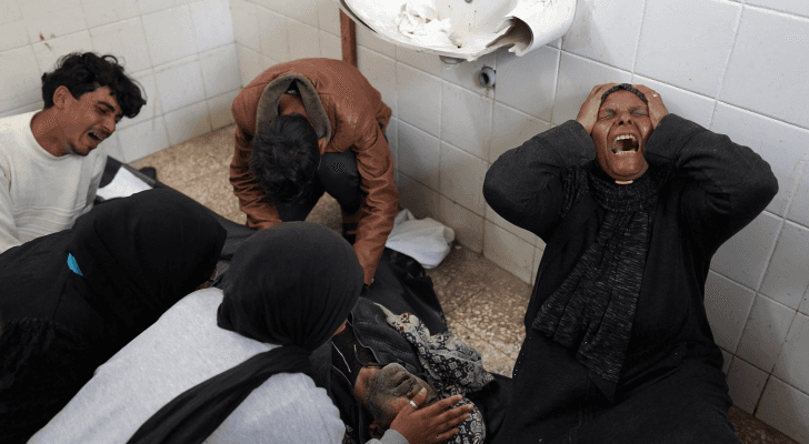 فلسطينية تصرخ في وداع أحد أقاربها في غزة