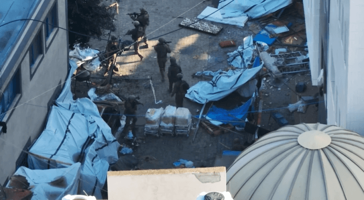 قوات الاحتلال تشن عملية عسكرية في مجمع مستشفى الشفاء في مدينة غزة