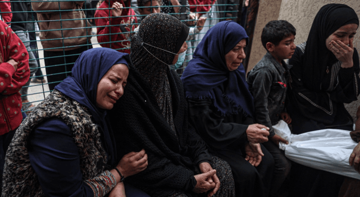 فلسطينيات يبكين ذويهن في قطاع غزة