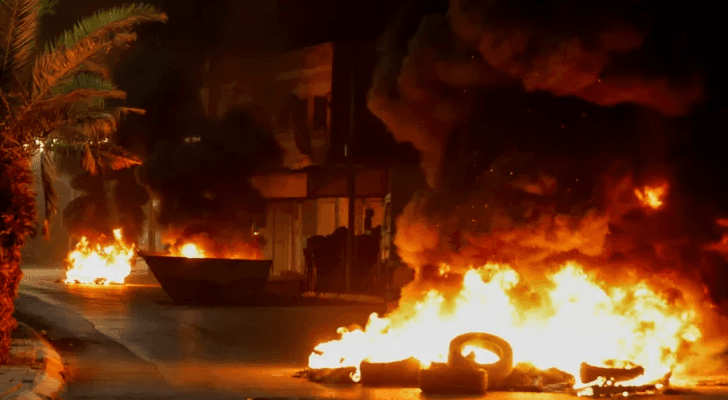 اشعال النيران في أحد شوارع الضفة الغربية