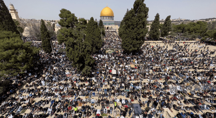 فلسطينيون يؤدون صلاة الجمعة في المسجد الأقصى