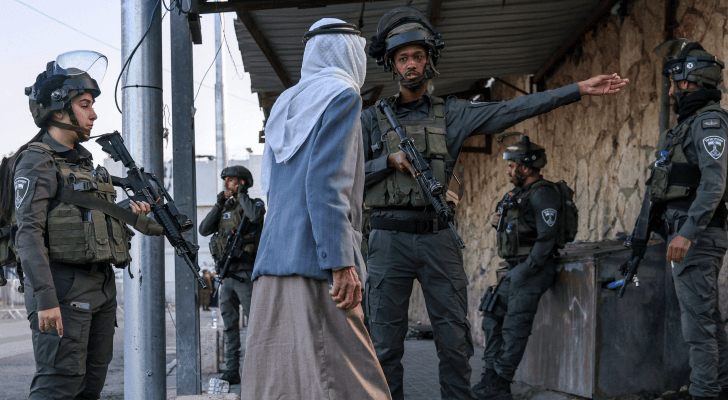 فلسطيني عند نقطة تفتيش نصبتها قوات الاحتلال في القدس