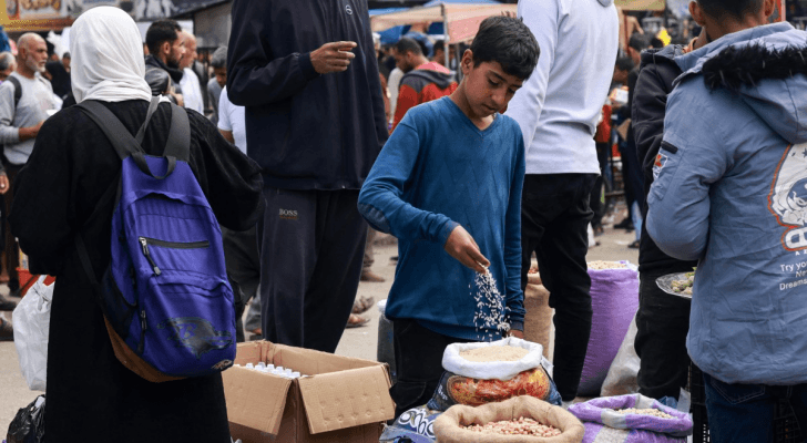 طفل فلسطيني يبيع المنتجات الغذائية في قطاع غزة في ظل شح المواد الغذائية