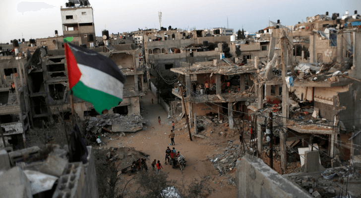 علم فلسطين فوق الركام في غزة