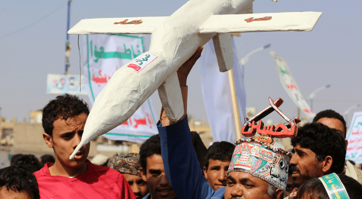 مناصرو الحوثيين يرفعون مجسم لإحدى الطائرات بدون طيار التابعة للجماعة