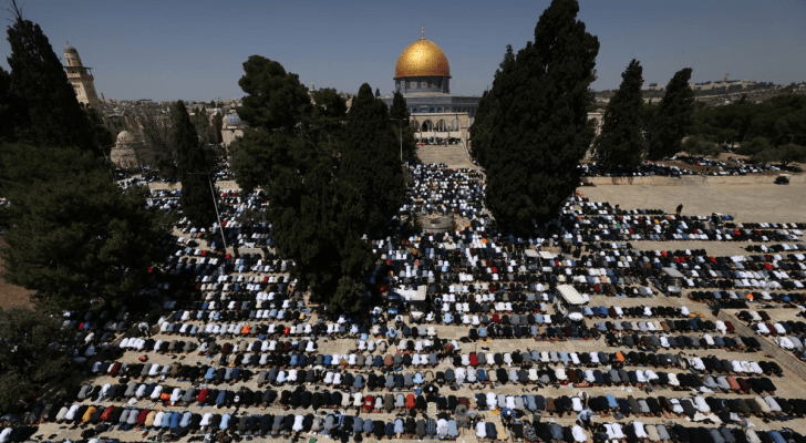 الآلاف يؤدون صلاة الجمعة في المسجد الأقصى