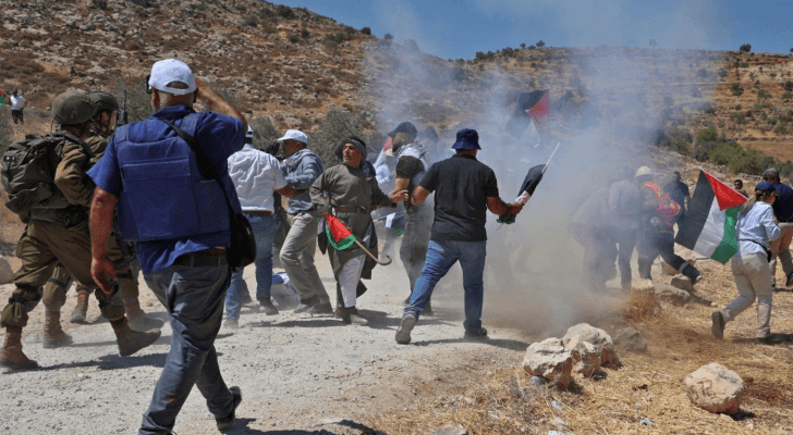 مستوطنون يعتدون على فلسطينيين في الضفة