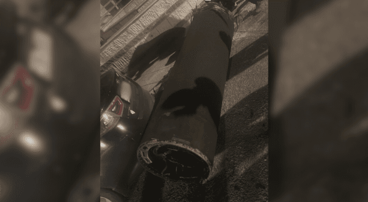 شظايا قال ناشطون إنها سقطت في منطقة مرج الحمام بالعاصمة عمان
