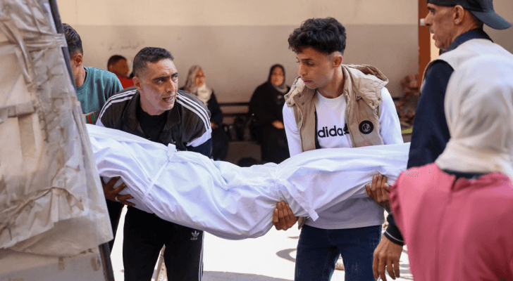 نقل جثمان شهيد إلى مثواه الأخير في غزة