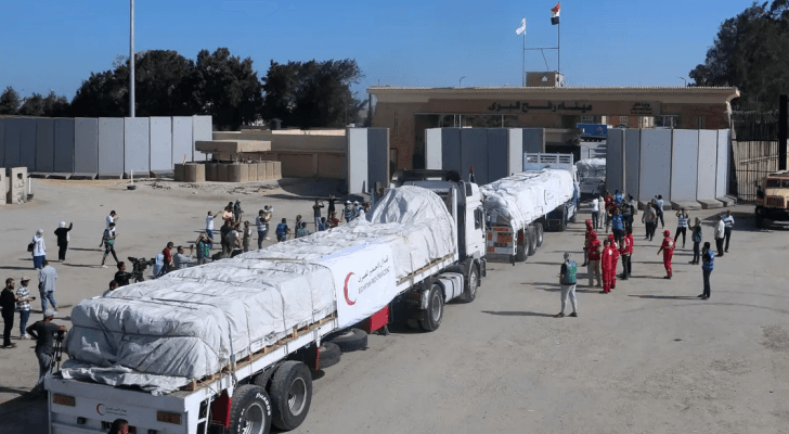 شاحنات تدخل عبر معبر رفح إلى قطاع غزة