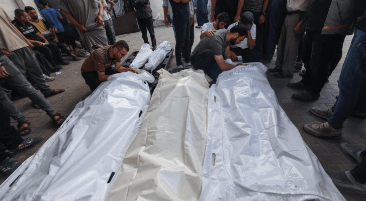 فلسطينيون يلقون النظرات الأخيرة على أفراد عائلاتهم في غزة
