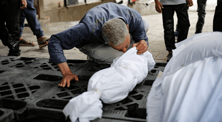 فلسطيني يودع طفله في غزة "أ ف ب"