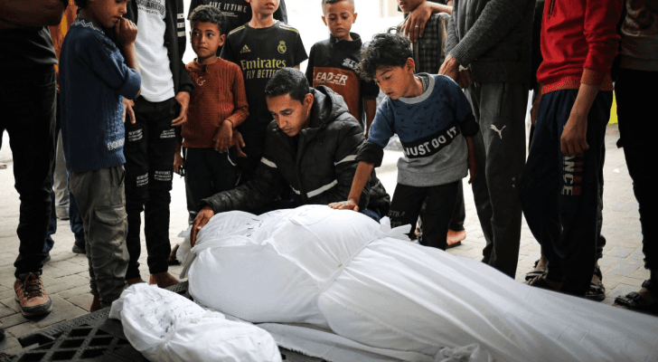 فلسطينيون يودعون أحد أفراد عائلتهم