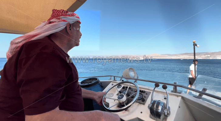 الصياد خاطر وهو يقود مركبه في البحر الأحمر - العقبة