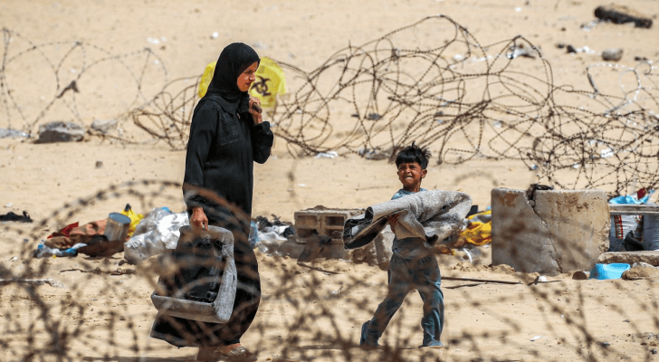 أم وطفلها في مدينة رفح جنوبي قطاع غزة