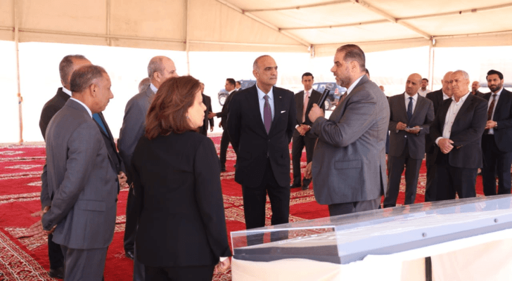رئيس الوزراء بشر الخصاونة خلال وضع حجر أساس مشروع مدينة الزرقاء الصناعية
