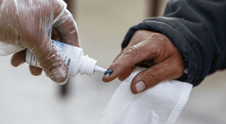 وضع حبر على اصبع ناخب أدلى بصوته "أرشيفية"