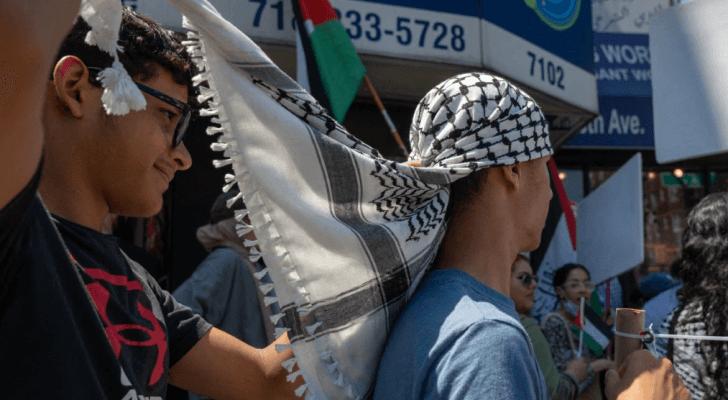 طلبة جامعات أمريكية يرفعون الأعلام الفلسطينية ويرتدون الكوفية "تعبيرية"