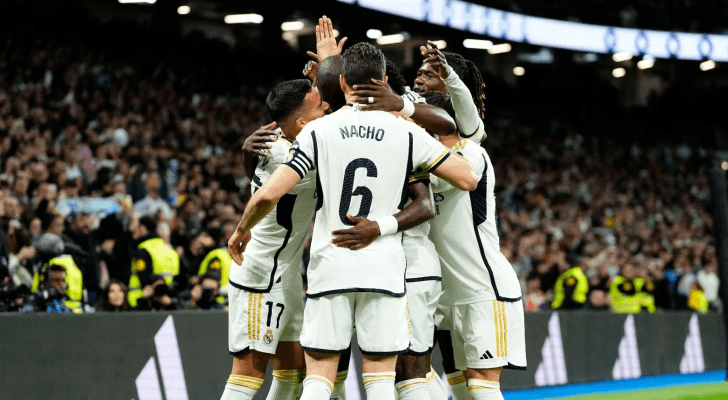 لاعبو ريال مدريد يحتفلون بهدف سابق
