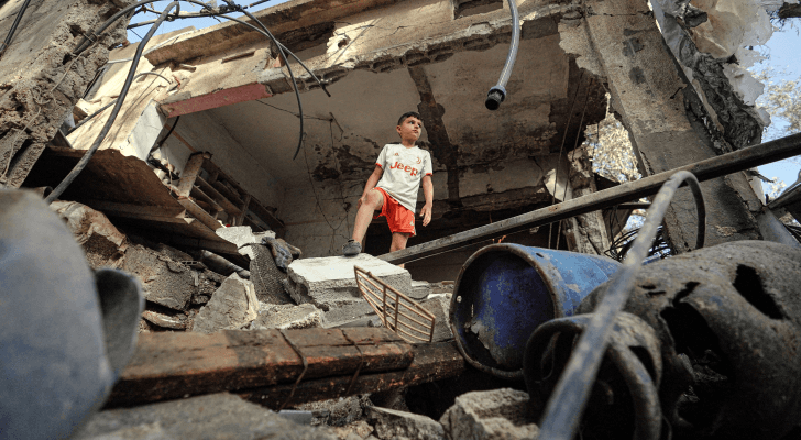 طفل في غزة يقف شامخا فوق ركام منزله