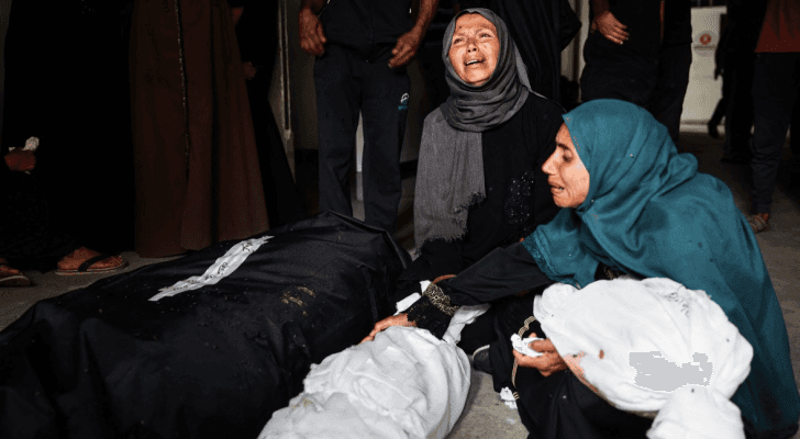 فلسطينيات يبكين ذويهن في قطاع غزة