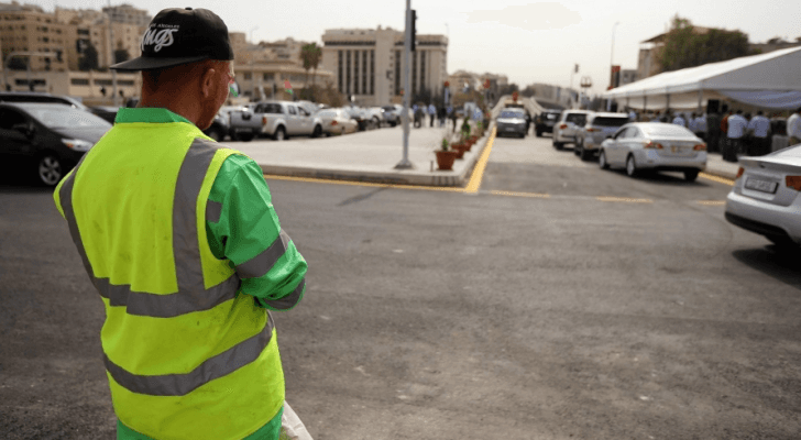 عامل وطن تحت أشعة الشمس