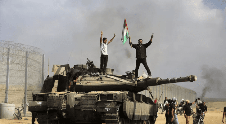 فلسطينيون يعتلون دبابة للاحتلال في طوفان الأقصى