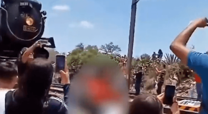 امرأة حاولت التقاط صورة مع قطار فضربها وتوفيت على الفور