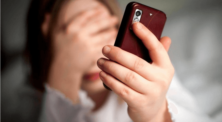 فتاة تتعرض للابتزاز عبر الهاتف