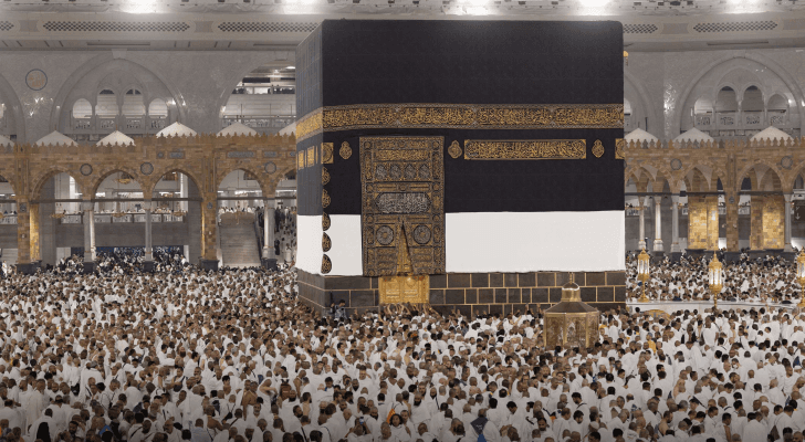 حجاج بيت الله الحرام يطوفون حول الكعبة
